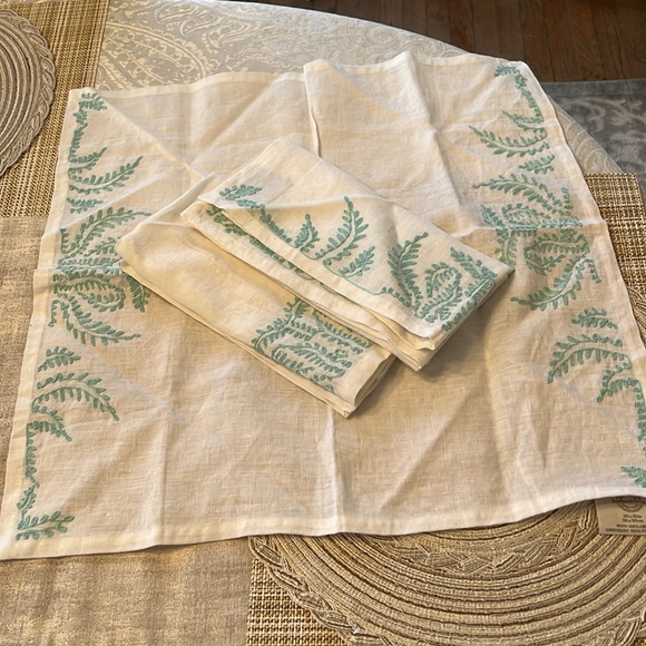 Linen Southern Living embroidered linen napkins. Set of 3. - Picture 5 of 6